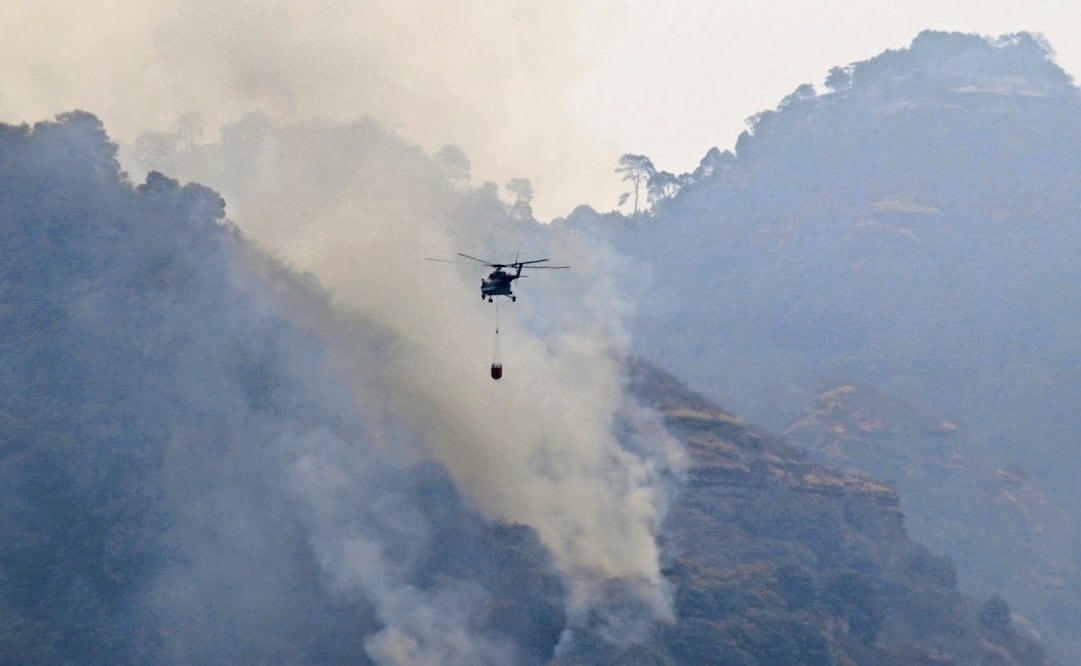 Un helicóptero de la Guardia Nacional descarga agua para combatir el fuego en Tepoztlán, Morelos. (16/04/2025) Foto: Margarito Pérez | Cuartoscuro