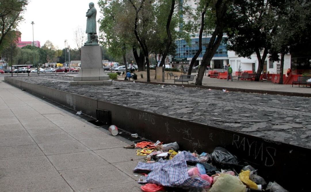 Basura, botellas de cerveza, paredes pintarrajeadas y suciedad son parte de la escenografía cotidiana de la plaza Louis Pasteur, donde se encuentra una estatua en honor al científico francés. Incluso  con manifestaciones de fumadores de mariguana,  justo frente a la sede del Senado del país.  Foto: Juan Boites / EL UNIVERSAL