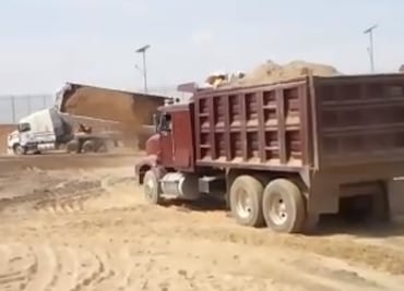 Video. Captan volcadura de tráiler en construcción del NAIM
