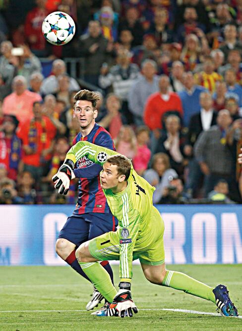 Lionel Messi bombea el balón para superar al portero Manuel Neuer y así conseguir el segundo gol del Barça (EMILIO MORENATTI / AP)
