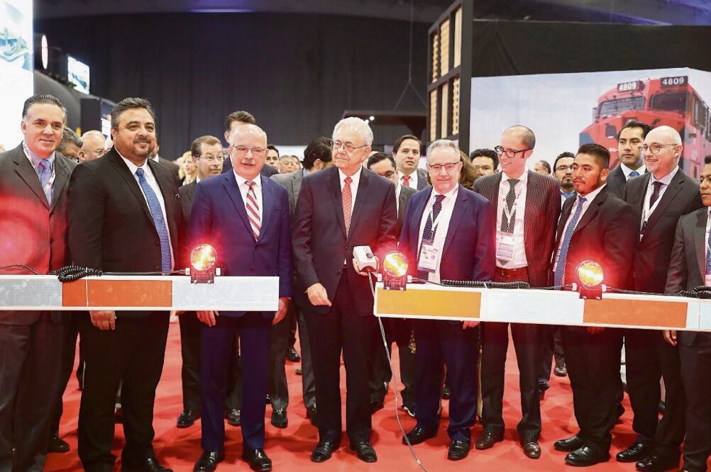 En la inauguración de Exporail 2019, Javier Jiménez Espriú (centro), titular de la Secretaría de Comunicaciones y Transportes, dijo que están averiguando por qué se ha elevado tanto el costo del tren México-Toluca. Foto: Diego Simón. El Universal.