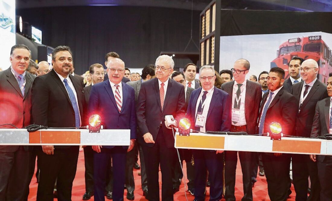 En la inauguración de Exporail 2019, Javier Jiménez Espriú (centro), titular de la Secretaría de Comunicaciones y Transportes, dijo que están averiguando por qué se ha elevado tanto el costo del tren México-Toluca. Foto: Diego Simón. El Universal.