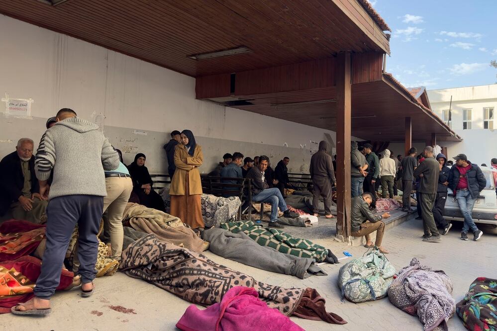 Heridos y fallecidos en el hospital Alahli en Ciudad de Gaza, al norte de la Franja. El Gobierno de Israel reanudó en la madrugada de este martes la guerra en Gaza con el mayor ataque desde el inicio de la tregua hace dos meses y que supone la ruptura de facto del alto el fuego, que tuvo lugar en varios puntos del enclave. FOTO: AHMAD AWAD. EFE