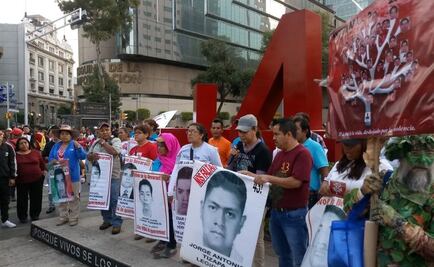 Padres de los 43 marchan hacia el Hemiciclo a Juárez