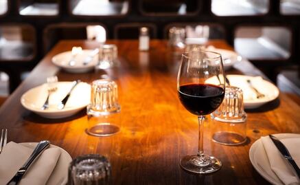 ¿Cómo pedir vino en un restaurante y no morir en el intento? 