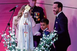 Juez ordena al presidente de Colombia disculparse por ceremonia en su investidura; "vulneró la neutralidad religiosa del Estado", dice