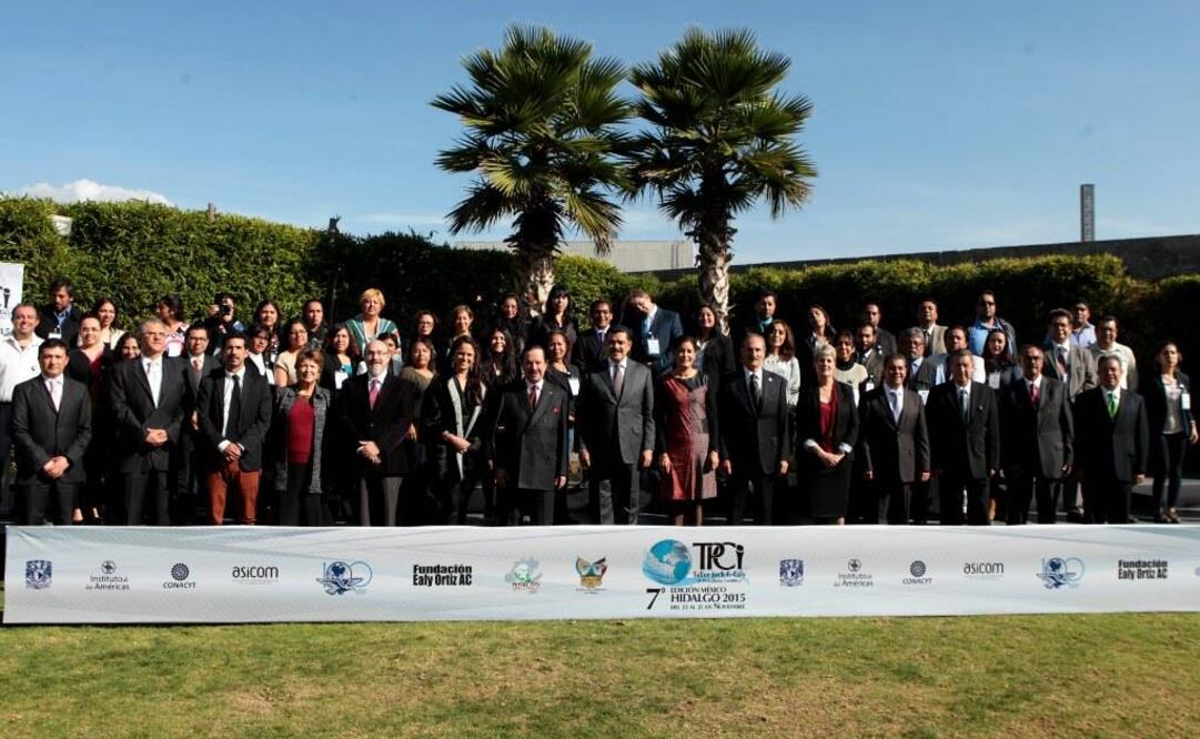 El Presidente Ejecutivo y del Consejo de Administración de EL UNIVERSAL, el Licenciado Juan Francisco Ealy Ortiz, la señora Perla Díaz de Ealy y el gobernador de Hidalgo, José Francisco Olvera Ruiz, con los participantes del taller. Foto: Ramón Romero