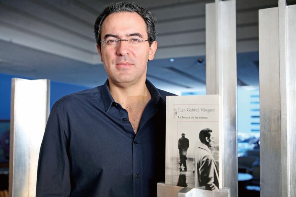 De visita en México, Juan Gabriel Vásquez habla de "La forma de las ruinas", en la que se sumerge en el violento pasado colombiano (VALENTE ROSAS. EL UNIVERSAL)