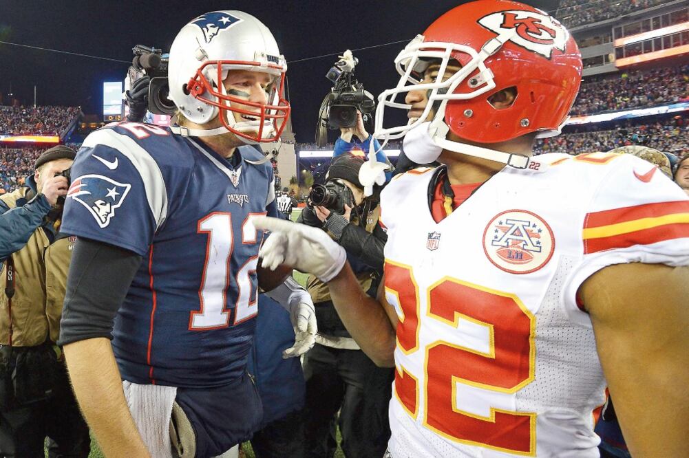Tom Brady (izq.) y sus Patriots disputarán el pase al Super Bowl en Denver, el próximo domingo y son favoritos (MARK J. REBILAS. USA TODAY SPORTS)