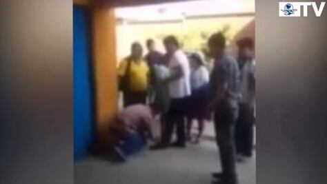 Evo Morales pide que le aten las agujetas de un zapato