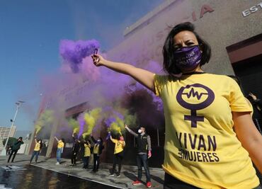 Feministas se manifiestan frente a Fiscalía del Edomex por el 25N