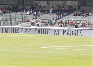 “Gatitos ni mad...”, aparece en C.U. previo al Pumas vs Chivas