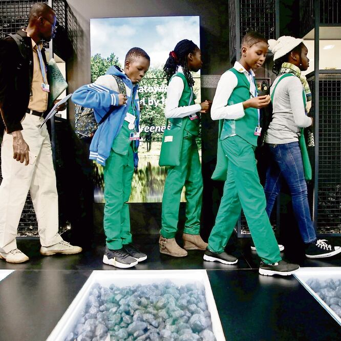 Estudiantes visitan una exposición sobre el carbón, como parte de la Conferencia sobre el Cambio Climático (COP24). REUTERS