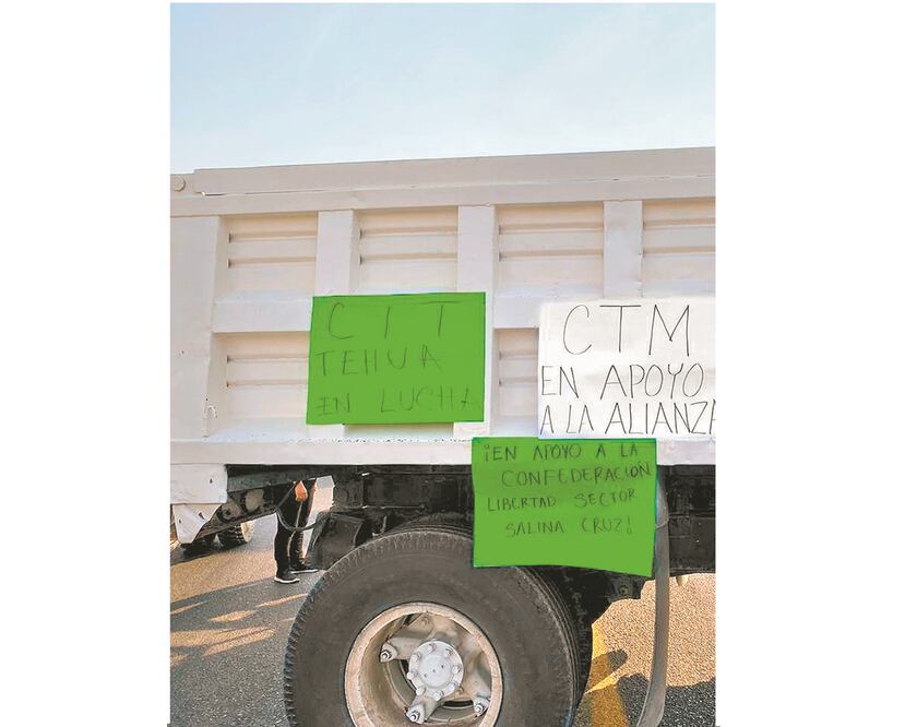 El pasado 6 de marzo transportistas bloquearon los accesos a Huixquilucan. Foto: ARCHIVO EL UNIOVERSAL