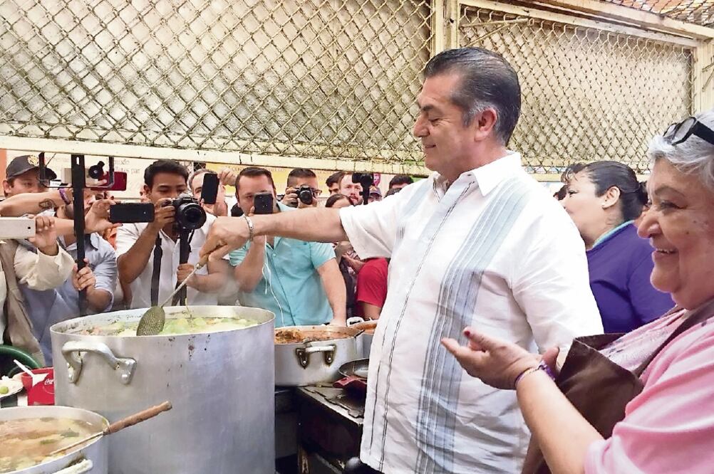 El aspirante independiente a la Presidencia de México, Jaime Rodríguez Calderón, recorrió el mercado Juárez de Torreón (ALBERTO MORALES. EL UNIVERSAL)