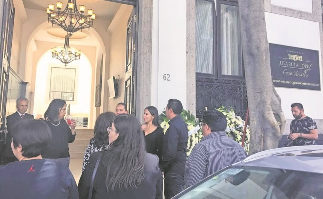 Una treintena de personas llegaron a una funeraria de la colonia Juárez para acompañar a la familia de la comerciante, quien padecía cáncer. ANDREA AHEDO. EL UNIVERSAL