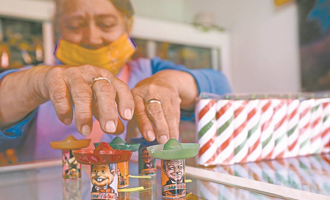 La nueva creación con la imagen del Presidente se comercializa en paquetes con cinco piezas a 30 pesos. En el mercado de San Pablito operan en esta temporada patria 204 de 300 locales. Foto: DIEGO SIMÓN. EL UNIVERSAL