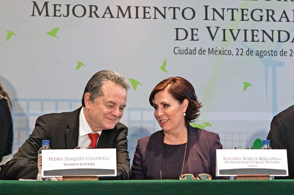 Pedro Joaquín Coldwell, secretario de Energía, con Rosario Robles, titular de la Sedatu, ayer en la Universidad Panamericana (CRISTOPHER ROGEL BLANQUET. EL UNIVERSAL)