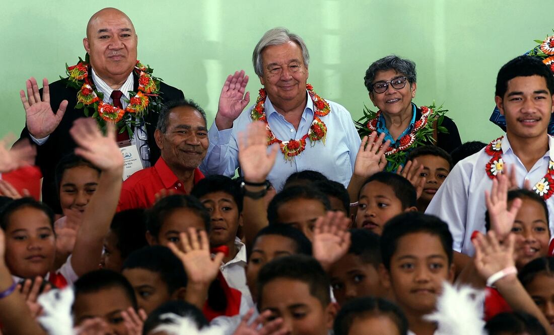 El secretario General de las Naciones Unidas, António Guterres (atrás, segundo por la izquierda), posa para una fotografía con jóvenes de Tonga después de una visita a Hihifo, un área afectada por la erupción volcánica y el tsunami de 2022, en el Salón Comunitario Kanokupolu en Tongatapu. Foto: AFP