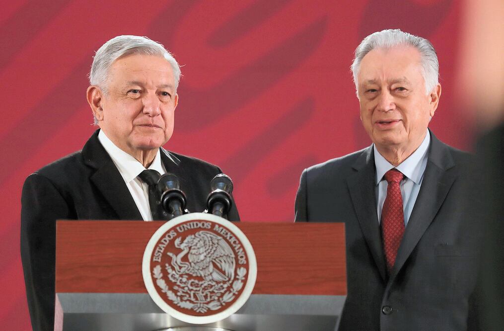 El Presidente junto con el titular de la Comisión Federal de Electricidad, Manuel Bartlett (d), en su conferencia matutina. EFE