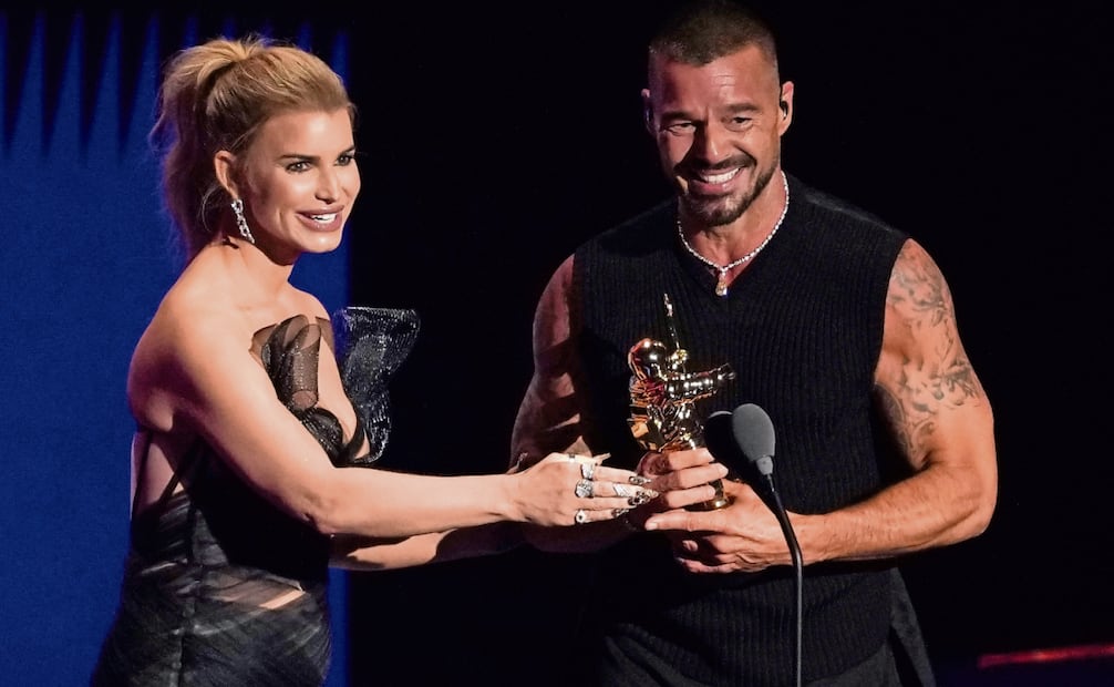 Jessica Simpson entregó el premio Ícono latino a Ricky Martin; esta distinción para el boricua es inédita en la historia de la premiación. Fotos: AFP / AP