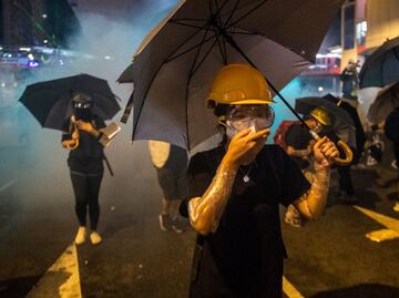 China condena los "horrendos incidentes" en Hong Kong; llama a "restablecer orden"