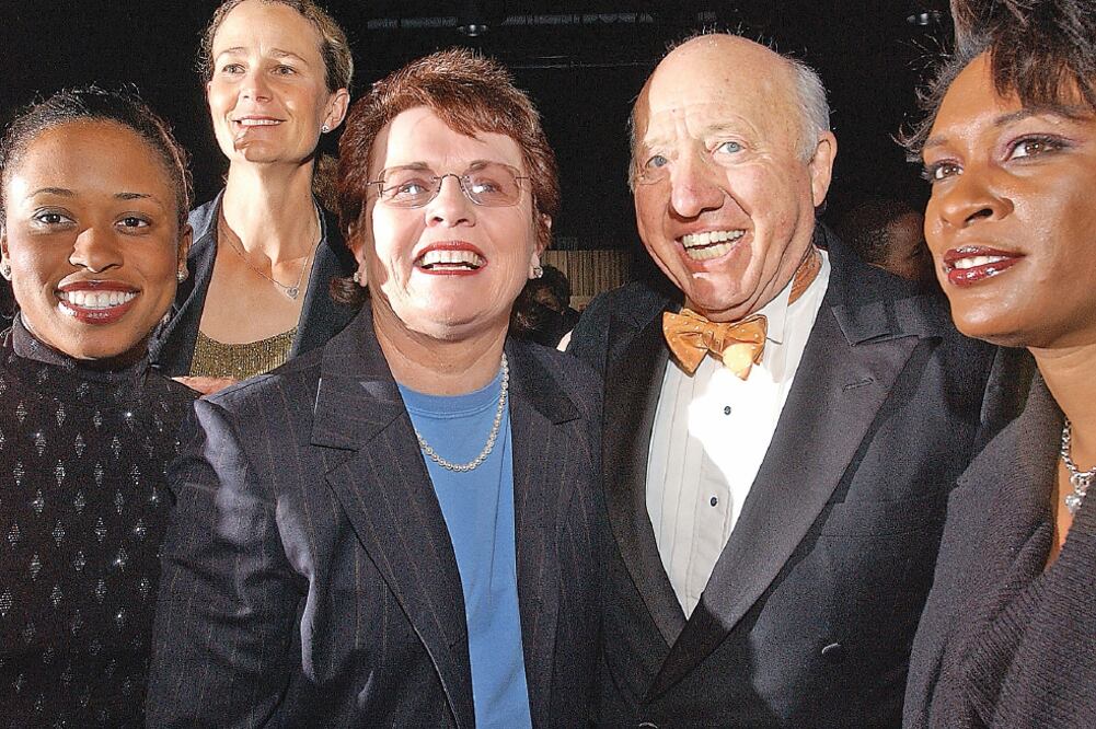 Billie Jean King (c), ex tenista y activista por los derechos de las mujeres (MICHAEL DWYER. AP)