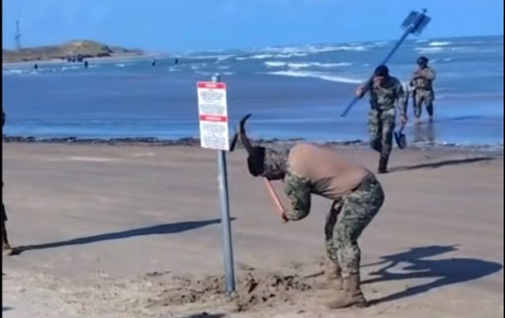 Cuatro personas cruzaron el río Bravo desde Estados Unidos para colocar seis letreros de advertencia en playa Bagdad, Tamaulipas. La Marina informó en un comunicado que elementos de su corporación llegaron al sitio y retiraron las estructuras en playa Bagdad. Fotos: Especial