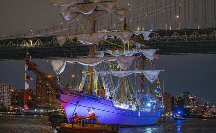 Suman 22 heridos, tres de gravedad, en choque del Buque Cuauhtémoc con el puente de Brooklyn; "ya reciben atención": Marina