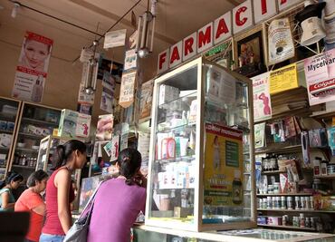 Sujeto asalta farmacia de Mazatlán en Sinaloa; empleada intenta defenderse y es golpeada