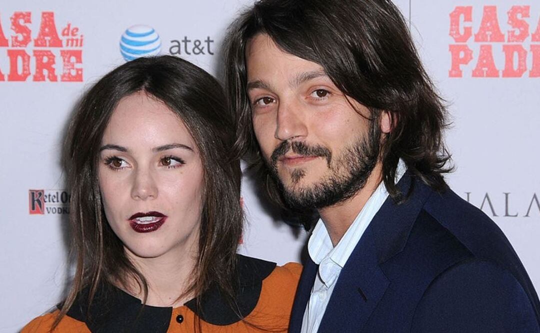 Camila Sodi y Diego Luna. Fuente: Twitter @showmundialshow