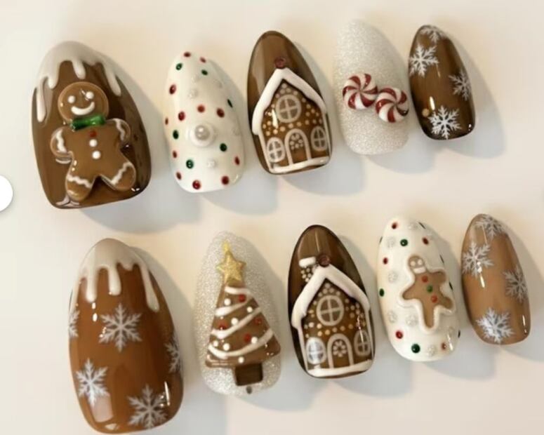 Uñas con casitas de jengibre. Foto: Etsy