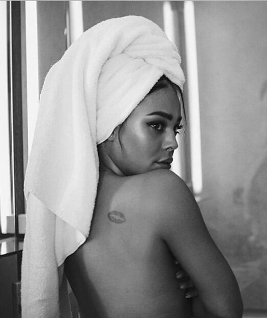 Danna Paola presume su figura en sexy pijama