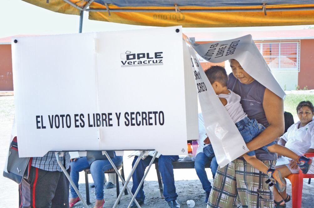 Las elecciones del pasado domingo fueron de las más concurridas, con 58% de la participación ciudadana, según Miguel Ángel Yunes, gobernador del estado (ARCHIVO EL UNIVERSAL)