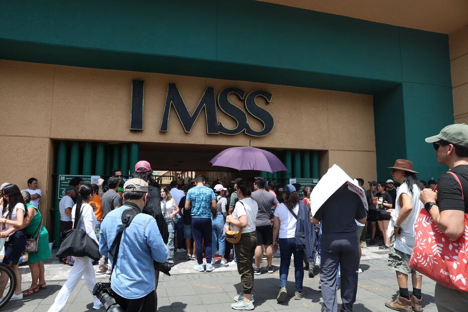 ¡Fuera, Fuera! Gritaron las personas que se encontraban formadas en la fila interminable de la casilla especial del Centro Médico Siglo XXI en la Alcaldía Cuauhtémoc, cuando personas intentaron meterse argumentando una discapacidad o ser un adulto mayor. Foto: Iván Montaño / EL UNIVERSAL