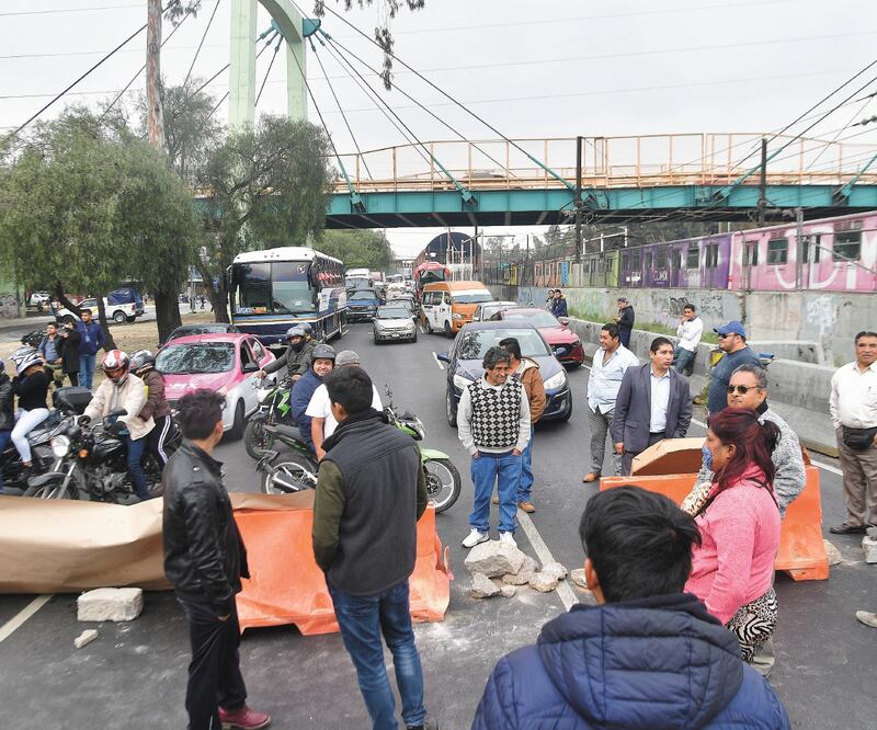 El cierre de la calzada Ignacio Zaragoza se realizó alrededor de las 10:00 horas a la altura de la calle Marcos Méndez, en Iztapalapa. Foto: HUGO GARCÍA. EL UNIVERSAL