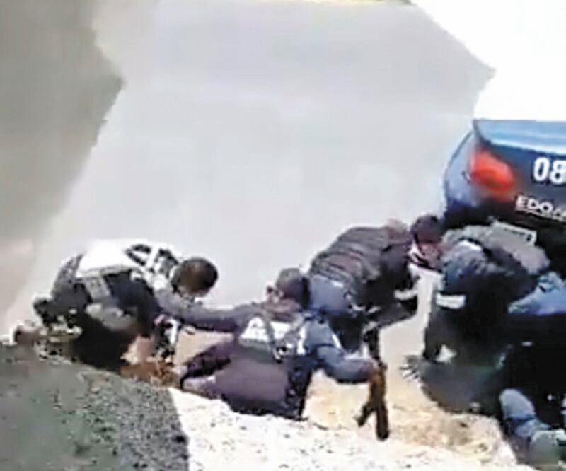 Por redes se difundieron videos de la emboscada. Foto: ESPECIAL