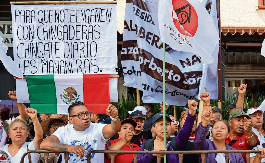 Los asistentes más cercanos a las vallas llegaron desde temprano y estuvieron varias horas bajo el sol. Foto: Karla Guerrero/ EL UNIVERSAL