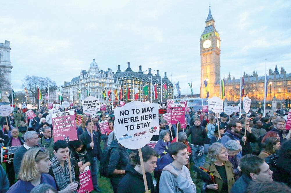 Manifestantes exigieron una enmienda que garantice un estatus legal para los ciudadanos de la Unión Europea tras la salida de Reino Unido. (DANIEL LEAL-OLIVAS. AFP)