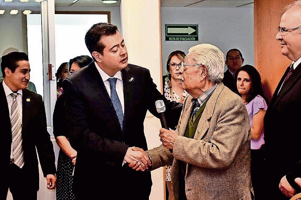 El secretario de Desarrollo Social de la CDMX, José Ramón Amieva, entregó 67 constancias a cuidadoras de adultos mayores (ESPECIAL)