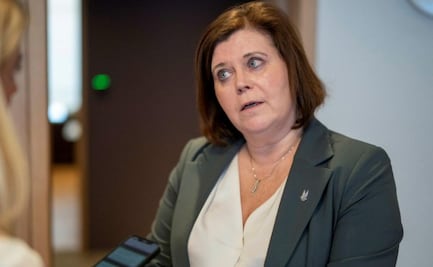 Renuncia ministra de Infancia en Islandia; admite tener hijo con un adolescente hace 35 años