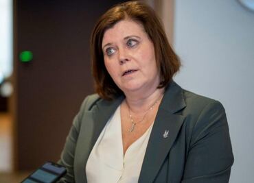 Renuncia ministra de Infancia en Islandia; admite tener hijo con un adolescente hace 35 años