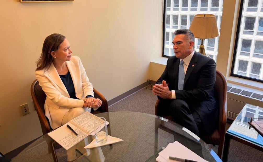 La líder opositora de Venezuela, María Corina Machado, y el dirigente nacional del PRI, Alejandro Moreno. Foto: X @alitomorenoc
