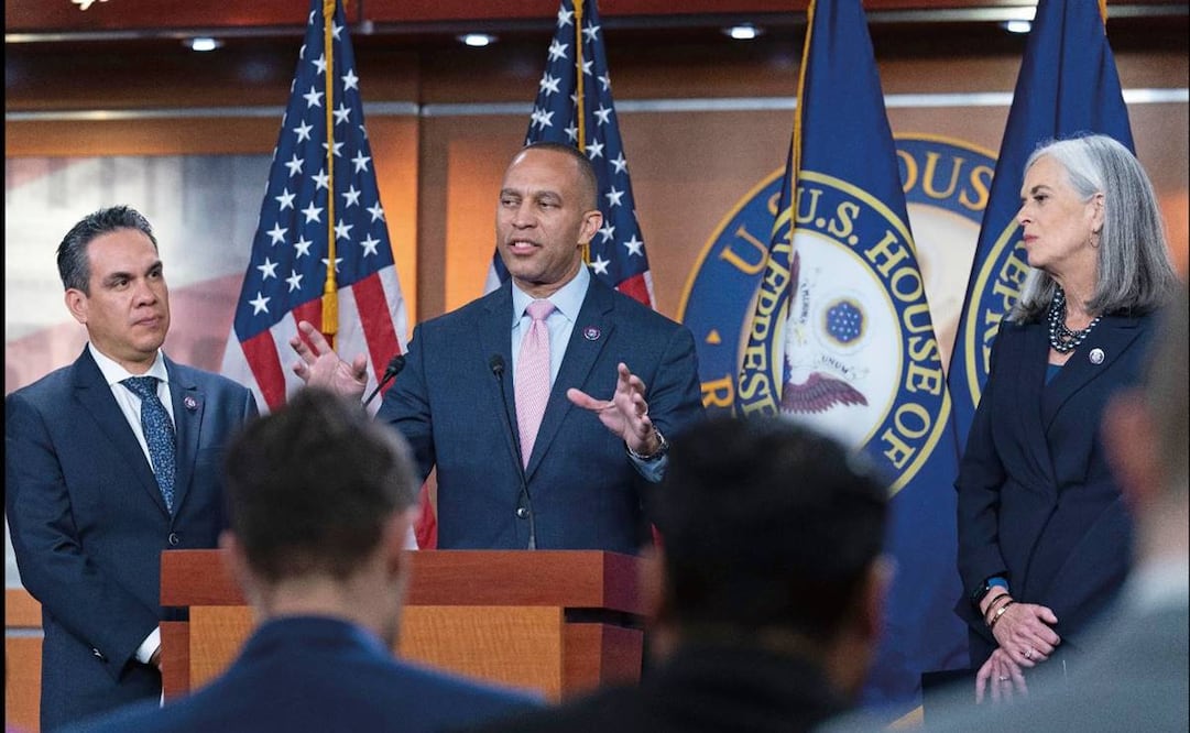 El congresista Hakeem Jeffries (cen.), quien será el nuevo líder demócrata en la Cámara de Representantes, junto a Katherine Clark, quien será la “número dos” de la bancada, y Pete Aguilar, tercera autoridad. Foto: Jose Luis Magana. AP
