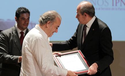 Óscar Chávez recibe homenaje del IPN