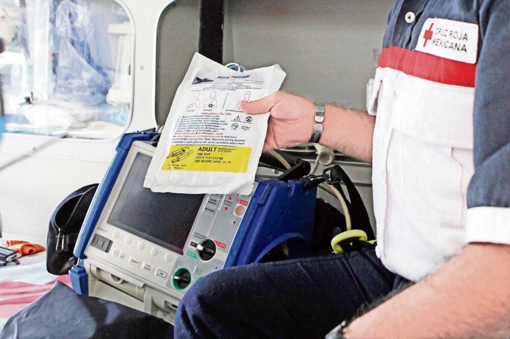 Cada vez que una ambulancia sale a atender un servicio, se revisa que se cuente con todo el equipo necesario (LUCÍA GODÍNEZ. EL UNIVERSAL)