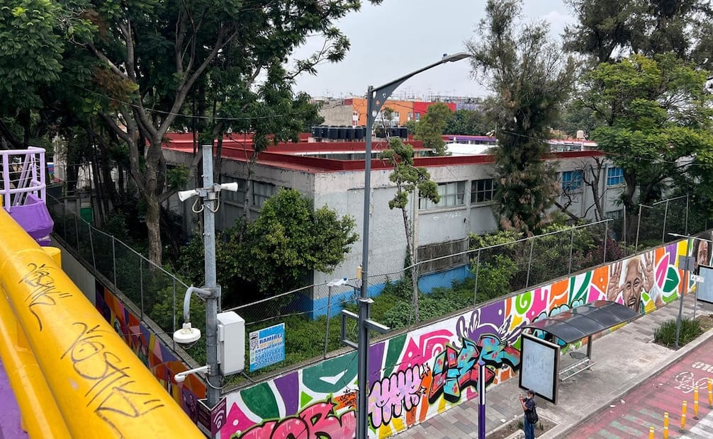 Escuela Carlos A. Carrillo vista desde el Puente de Municipio Libre y Calzada de Tlalpan en Portales. Foto: Luly Gutiérrez.