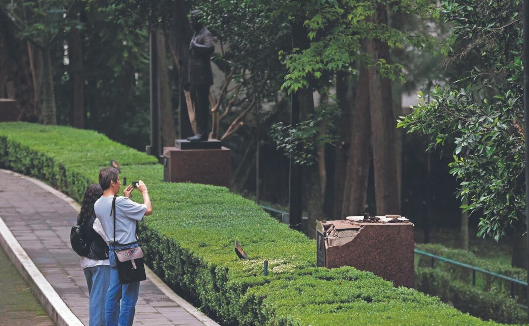 El borrachazo de la escultura de Felipe Calderón en Los Pinos. Foto: de Diego Simón. El Universal