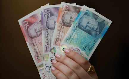 Entran en circulación los nuevos billetes británicos con la imagen del rey Carlos III