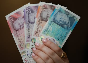 Entran en circulación los nuevos billetes británicos con la imagen del rey Carlos III